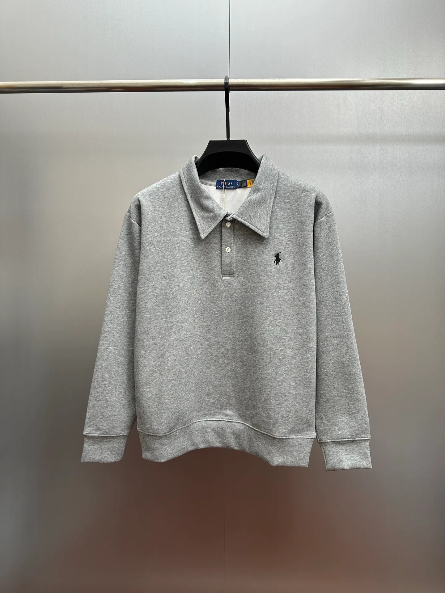 P260 💰Ralph Lauren/Ralph Lauren 2025 new lapel sweatshirt, classic pony logo embroidered Polo shirt, simple and versatile ~ super delicate and soft, close to the body without being tied. Perfectly reflects the brand's sense of superiority. The fabric is full of three-dimensionality, the loose fit is standard, comfortable to stretch, unrestricted in movement, and highly practical to wear. Classic and simple style, with pony embroidery pattern on the chest, imported machines, three-dimensional and full. Original Polo milk white buttons, taking into account warmth and cool lines. Whether worn alone or layered, you can create different styles of fashion with just one piece. The workmanship is exquisite and shipped from a major foreign trade factory. It is all done by master craftsmen with many years of experience. Everything is of high standards and requirements. All fabrics and accessories are original custom-made and of high quality. It perfectly embodies the brand's sense of superiority, is highly wearable, and is high-end and classy. Versatile and versatile!  Color: black, white, gray, brown, navy size: S M L XL